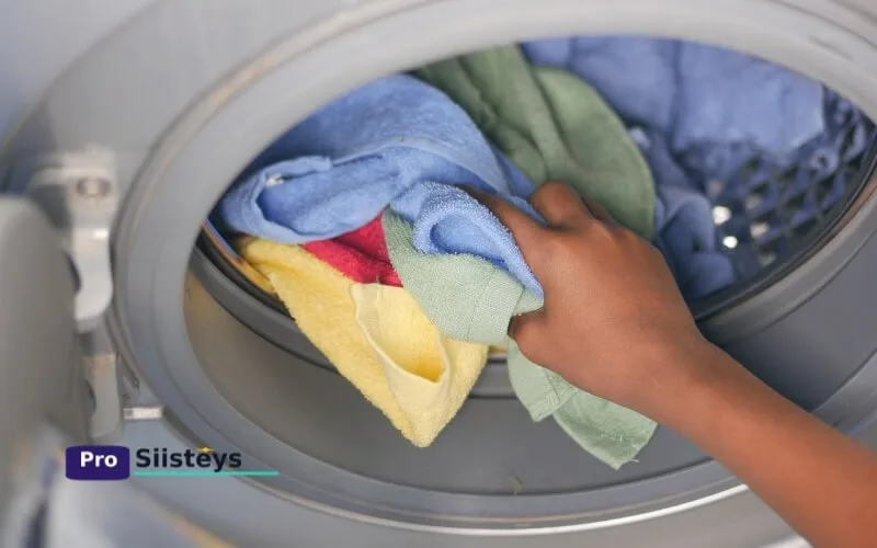 Etikka pyykinpesussa – vinkkejä etikan käyttöön huuhteluaineena, hajujen poistoon ja tahranpoistoon.