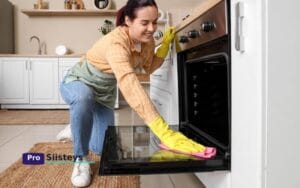 Ruokasooda ja etikka uunin puhdistuksessa – luonnollinen ja tehokas tapa puhdistaa uuni ilman kemikaaleja.